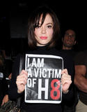 http://img165.imagevenue.com/loc1135/th_10781_Rose_McGowan-Supporters_for_Prop._8_Rally_in_West_Hollywood-02_122_1135lo.JPG