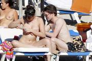 Daisy Lowe hot les seins nus sur une plage a Ibiza - hot.curul.fr