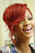 th_56283_RihannasignscopiesofRihannaRihannainNYC27.10.2010_103_122_243lo.jpg