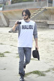 th_73302_Preppie_Jared_Leto_hanging_out_on_the_beach_in_Malibu_54_122_259lo.jpg