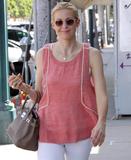 th_36512_celebrity_paradise.com_TheElder_KellyRutherford2010_03_29_OutAndAbout9_122_399lo.jpg