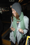th_50806_Preppie_-_Jessica_Biel_arrives_at_the_airport_in_Vancouver_-_October_1_2009_350_122_431lo.jpg