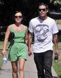 th_43457_Preppie_-_Christina_Ricci_walking_on_a_sunny_Sunday_afternoon_in_Los_Angeles_-_August_23_2009_349_122_494lo.jpg