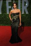 th_14448_Celebutopia-Halle_Berry_arrives_at_the_2009_Vanity_Fair_Oscar_party-43_122_629lo.JPG