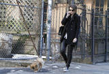 Mischa Barton ( Миша Бартон ) - Страница 2 Th_41911_Robynfan01_-_Mischa_out_in_Soho_with_dog_122_710lo
