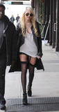 th_35561_Taylor_Momsen_heads_to_the_set_of_Gossip_Girl_in_New_York_City_-_December_14_2009_004_122_869lo.jpg