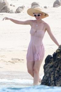 Katy-Perry-at-a-Beach-in-Cabo-San-Lucas%2C-Mexico-5_9_17-k6af0u3gg4.jpg