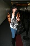 http://img165.imagevenue.com/loc636/th_64829_Vanessa_Hudgens_2009-01-24_-_arriving_at_LAX_8172_122_636lo.JPG